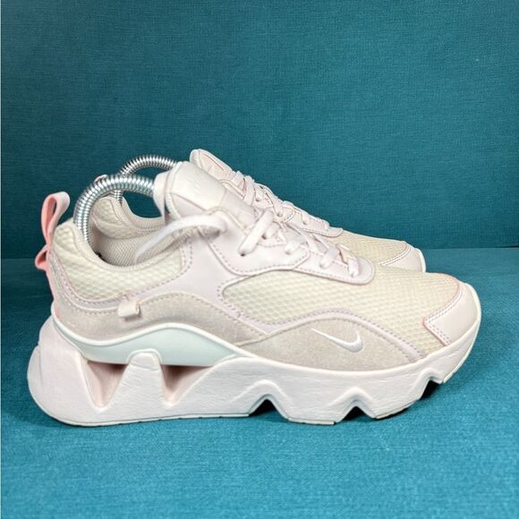 Size 7.5 - Women’s Nike Ryz 365 Barely rose shoes - Picture 3 of 8
